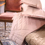 Dettaglio Cuscino decorativo e plaid in raso di cotone lucente 300 Tc Rosa Cipria Cassera Casa