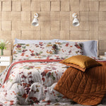 Camera da letto in legno naturale con biancheria letto foglie d'autunno