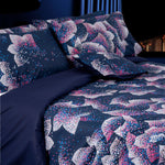 Federe Sacco e Cuscino arredo fondo blu notte con stampa digitale fiori astratti in colori vivaci 100% cotone linea Premium Happidea per letto matrimoniale