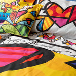 Completo Letto Copriletto Heartbeat con gli originali disegni del noto artista internazionale Romero Britto, realizzati su 100% cotone.