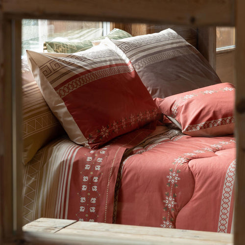 Una completo letto in percalle di cotone con motivi geometrici tirolesi, nei caldi colori che rimandano subito ai boschi. paola marella matrimoniale