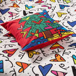  stile inconfondibile del noto artista internazionale Romero Britto, ha il lenzuolo superiore con stampa a cuori colorata e vivace, federa stampata Pine e lenzuolo con angoli in tinta unita