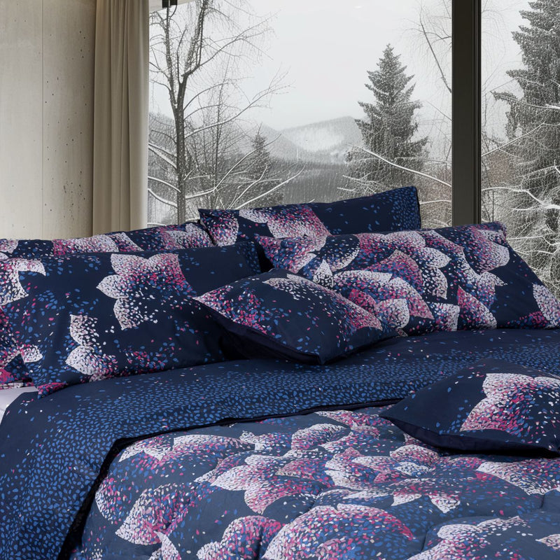 Completo letto e cuscino arredo fondo blu notte con vivace stampa floreale astratta