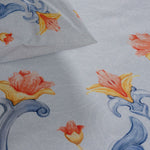 dettaglio della stampa del copriletto in cotone piquet con elegante fondo pizzo e sovrastampa ornamentale