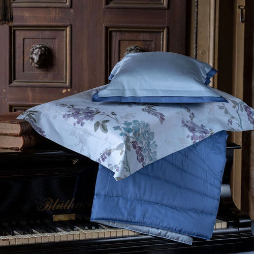 Dettaglio elegante Plaid e cuscino decorativo in due toni di blu di lucente raso di cotone 300 TC