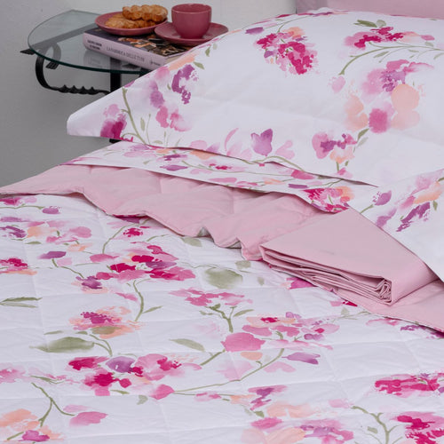 Completo letto in percalle di cotone 200 TC con stampa floreale su federe e lenzuolo sopra e lenzuolo con angoli tinta unita rosa