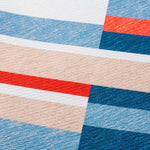 Dettaglio trama piquet del copriletto estivo in cotone con stampa a righe blu rosso e naturale