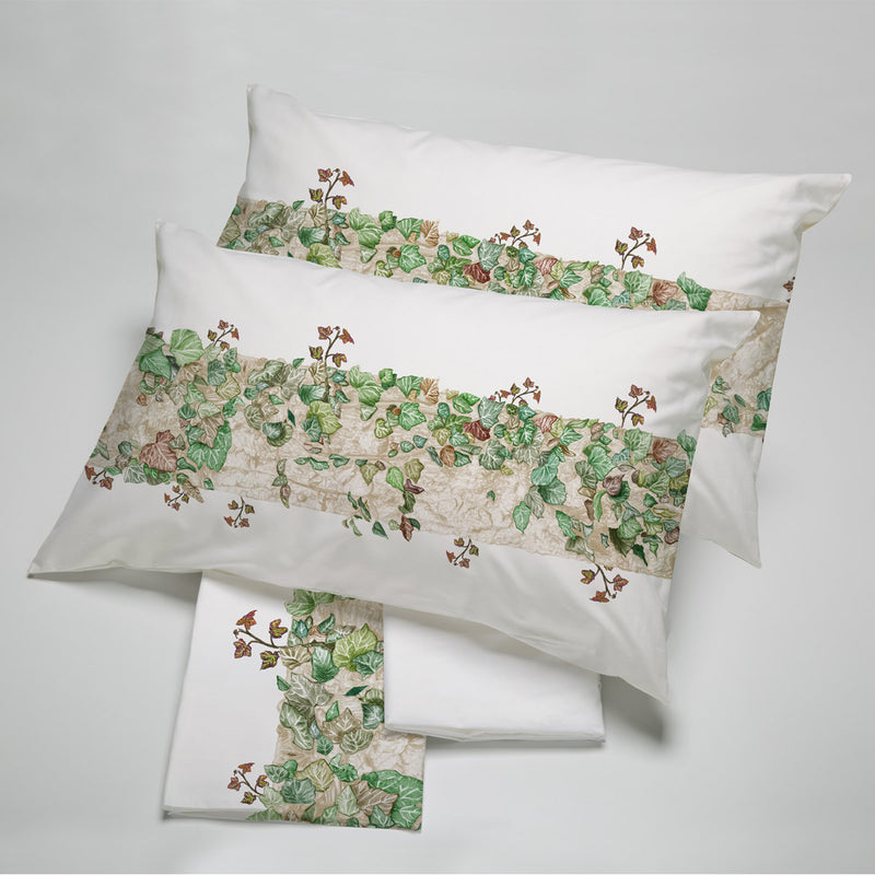 Completo letto in raso di cotone e stampa digitale con coloranti reattivi disegnato da Elisa Rossoni rappresenta una corteccia con intrecci d'edera e foglie 