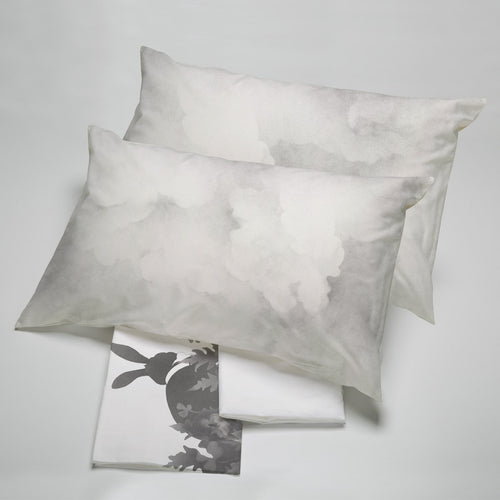 Completo letto in raso di cotone con stampa digitale e coloranti reattivi disegnato da Nicola Zanni con prato, conigli e nuvole