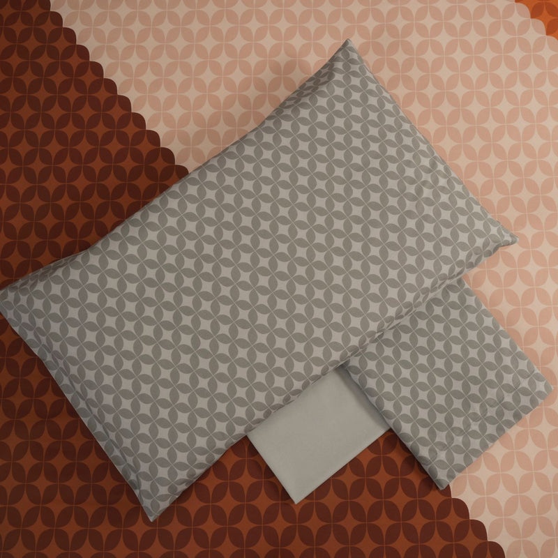Completo letto in percalle di cotone della collezione Paola Marella con delicata geometria a piccole losanghe grigio