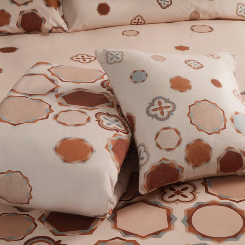 Plaid con cuscino in caldo cotone smerigliato e trapuntato con elegante disegno geometrico collezione Paola Marella