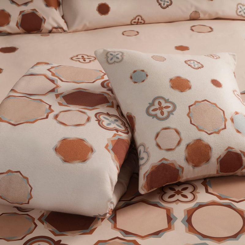 Plaid con cuscino in caldo cotone smerigliato e trapuntato con elegante disegno geometrico collezione Paola Marella