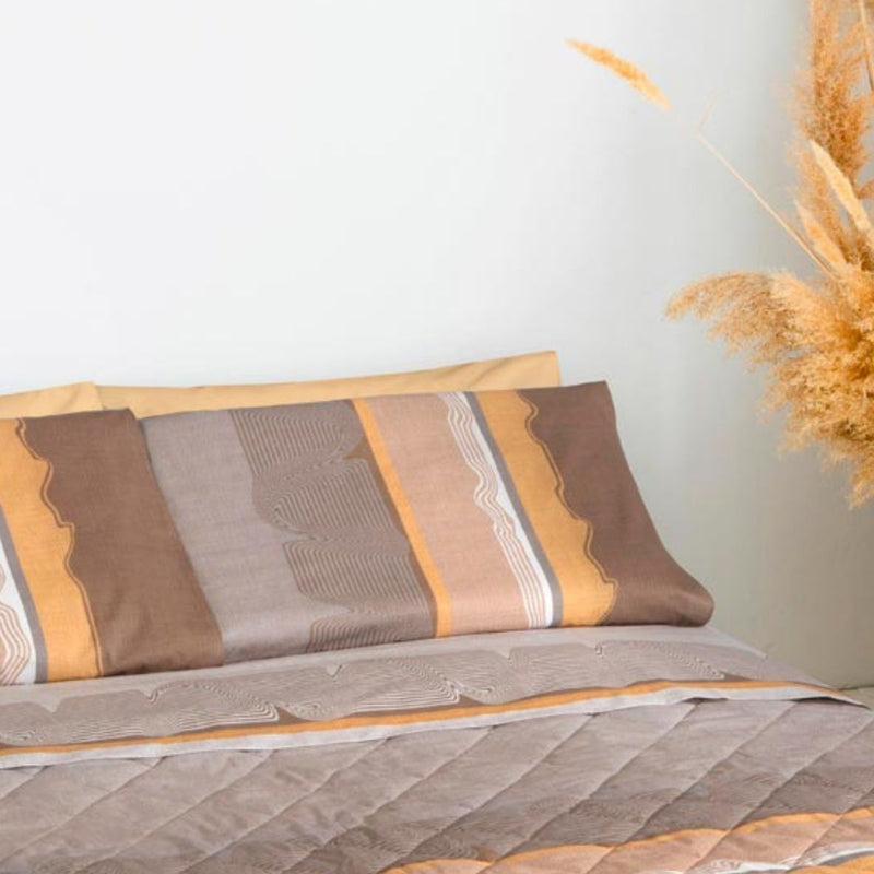 Dettaglio completo letto in cotone con stampa a righe mosse in toni colore naturali e arancio