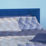 Completo letto in cotone con stampa motivo geometrico sfumato in toni azzurri e blu