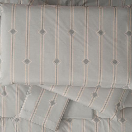 Elegante completo letto in percalle con delicata stampa geometrica  collezione metropolitana Paola Marella