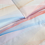 dettaglio completo letto copriletto matrimoniale con stampa digitale reattiva a righe effetto onda  in raso di cotone multicolor