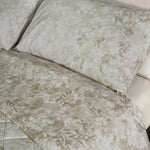 Completo letto con stampa floreale astratta su tela da filato di cotone biologico in toni naturali