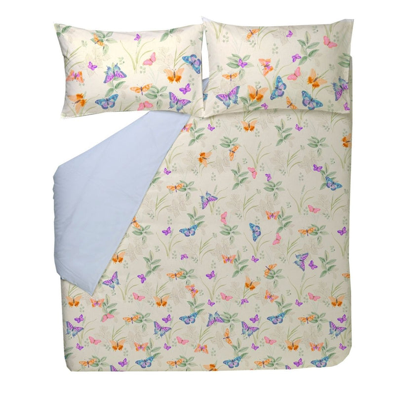 Completo letto con lenzuolo sopra in raso di cotone con stampa di farfalle per lo più rosa, il fondo giallo ha le farfalle colore giallo
