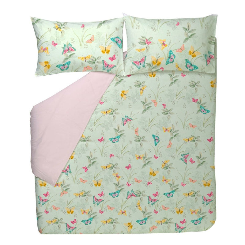 Completo letto con lenzuolo sopra in raso di cotone con stampa di farfalle per lo più rosa, il fondo giallo ha le farfalle colore verde