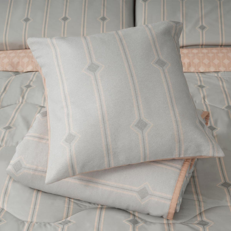 Plaid in caldo cotone smerigliato e trapuntato con fodera cuscino stampa a righe geometrica collezione metropolitana di Paola Marella